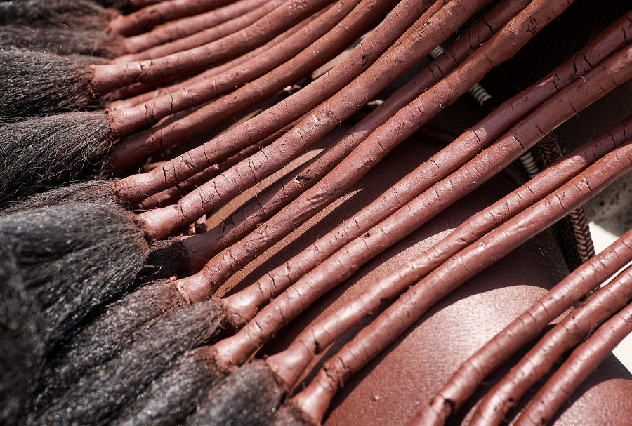 Để xông hiệu quả hơn, họ dùng một chiếc khăn phủ quanh người hoặc đặt than củi đang cháy vào lá thơm để tạo khói bao trùm cơ thể và đổ mồ hôi toàn thân.