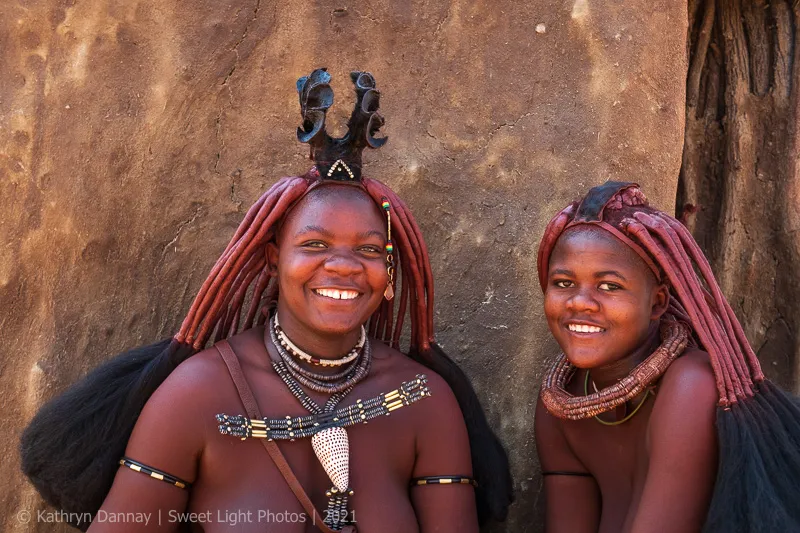 Phụ nữ Himba thường bôi loại “bùn đỏ” lên đầu tóc và khắp cơ thể mỗi ngày.