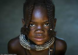 Dù sống trong điều kiện khắc nghiệt, người Himba vẫn giữ được vẻ đẹp tự nhiên và duyên dáng, cùng với phong tục và tập quán độc đáo của họ.