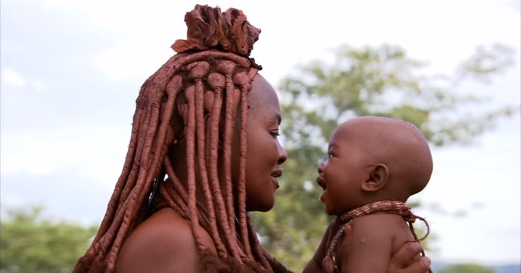 Người Himba sống trong môi trường khí hậu sa mạc khắc nghiệt, nên nước ngọt rất hiếm.