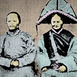 Bộ tộc Dzopa tự nhận mình là hậu duệ của một "con tàu" đã rơi xuống Trái Đất từ rất lâu trước đây, với ngoại hình khác biệt như cái đầu to, không cân xứng với cơ thể. (Ảnh: Out Of Mind)