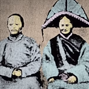 Bộ tộc Dzopa tự nhận mình là hậu duệ của một "con tàu" đã rơi xuống Trái Đất từ rất lâu trước đây, với ngoại hình khác biệt như cái đầu to, không cân xứng với cơ thể. (Ảnh: Out Of Mind)