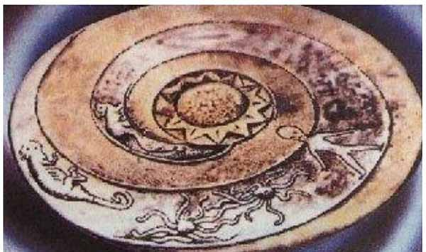 Vào năm 1938, đoàn thám hiểm khảo cổ Trung Quốc do Chi Pu Tei dẫn đầu đã khám phá các hang động ở dãy núi Bayan-Kara-Ula trên biên giới Trung Quốc và Tây Tạng, nơi họ phát hiện một loạt ngôi mộ chứa hài cốt của những cá nhân có vóc dáng nhỏ bất thường cùng các đĩa đá tròn được gọi là đá Dropa, mỗi đĩa được khắc một vòng xoắn ốc gồm các ký tự tượng hình nhỏ. (Ảnh: Reddit)