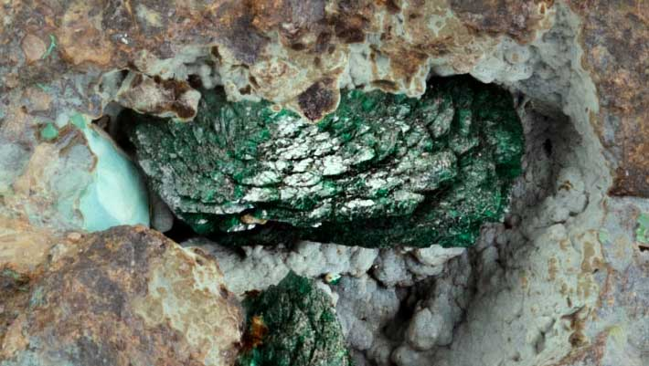 Trong quá trình nghiên cứu, họ nhận thấy sự thay đổi màu sắc của liroconite từ xanh mòng két sáng đến xanh lục bảo đậm là do sự thay đổi hóa học. (Ảnh: Sci.News)