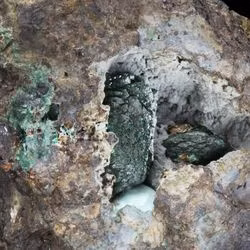 Cấu trúc của kernowite bao gồm các đơn vị tế bào (unit cell) được xác định bằng phương pháp tinh thể học tia X (X-ray crystallography). (Ảnh: detikcom)