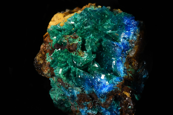 Kernowite có hệ tinh thể đơn nghiêng (monoclinic), tương tự như liroconite nhưng chứa sắt thay vì nhôm, tạo nên màu xanh lục bảo thay vì xanh lam. (Ảnh: Mindat)