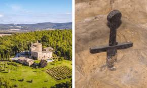 Tuy nhiên, thanh gươm xuyên qua đá một cách dễ dàng và mắc kẹt tại đó. (Ảnh: Rocky Ruggiero)