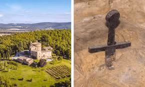 Tuy nhiên, thanh gươm xuyên qua đá một cách dễ dàng và mắc kẹt tại đó. (Ảnh: Rocky Ruggiero)