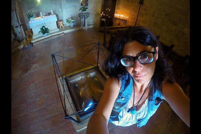 Sau đó, một nhà thờ nhỏ được xây dựng trên đỉnh đồi, với thanh gươm trong đá làm điểm nhấn. (Ảnh: viator)