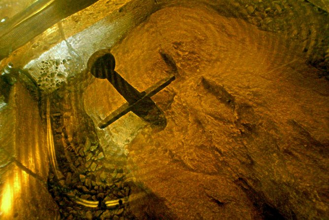 Nghiên cứu gần đây cho thấy thanh gươm có niên đại từ thế kỷ 12 và dưới nó có một khoang rỗng có thể chứa thi thể của San Galgano. (Ảnh: viator)