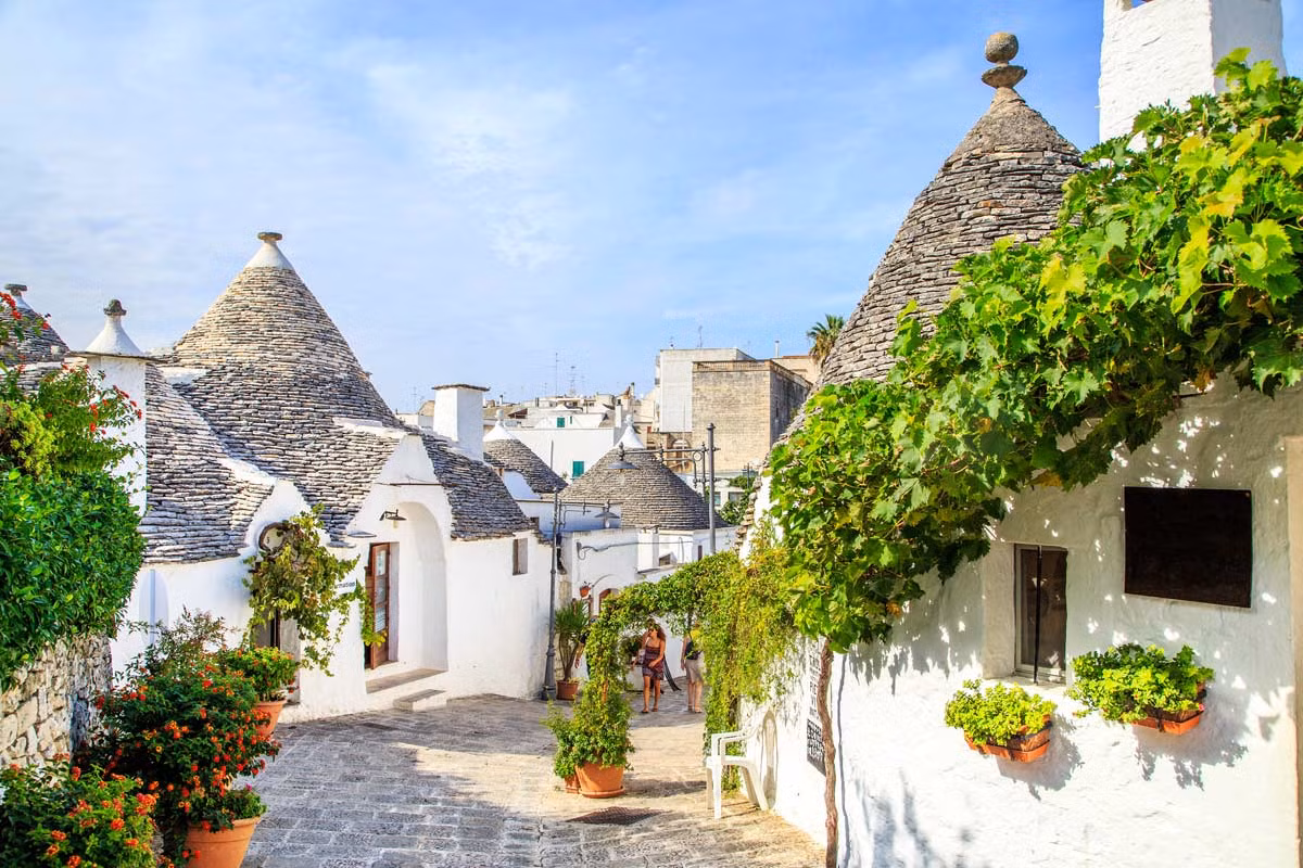 8. Alberobello, Puglia, Ý: Những con đường tại đây nổi tiếng với hàng trăm ngôi nhà trullo truyền thống, được trang trí bằng hàng chục loại hoa đầy màu sắc. (Ảnh: SopranoVillas)