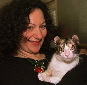 2. Mèo Scarlett: Scarlett là một chú mèo hoang tại Brooklyn, New York, đã dũng cảm cứu các con mình khỏi một vụ hỏa hoạn vào năm 1996. Sau khi đưa từng con mèo con ra khỏi đám cháy, Scarlett trở lại nhiều lần dù bị bỏng nặng. Hành động quả cảm của Scarlett đã làm xúc động nhiều người, và cô mèo này đã nhận được giải thưởng "Hero Cat" từ Tổ chức Thiện nguyện Động vật Bắc Mỹ. (Ảnh: Wikipedia)