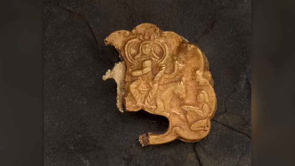 Ngôi mộ này thuộc về một nhà quý tộc, có thể là một hoàng tử. Hai chiếc khóa, rộng khoảng 3,7 cm, có thể là khóa thắt lưng và được xem là biểu tượng quyền lực trong xã hội Turkic. Một chiếc khóa bị hư hỏng nặng trong quá trình hỏa táng. (Ảnh: Live Science)