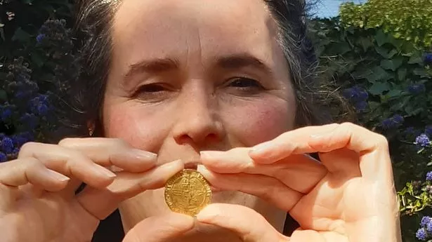 Cô sử dụng máy dò kim loại của con trai để giải trí. Bất ngờ, máy dò phát ra tiếng kêu khi cô đang tìm kiếm và sau khi đào sâu khoảng 8 inch, cô phát hiện ra đồng tiền cổ in hình thiên thần từ thời Henry VII, được ước tính có giá trị ít nhất 2.500 bảng Anh (gần 74 triệu đồng). (Ảnh: The Mirror)