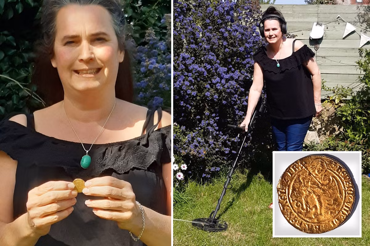 Trong một trường hợp tương tự, Amanda Johnston, 48 tuổi, đã tình cờ phát hiện một đồng tiền vàng 500 năm tuổi ngay trong vườn nhà mình ở Moneyfields, Portsmouth, Anh. (Ảnh: The Sun)