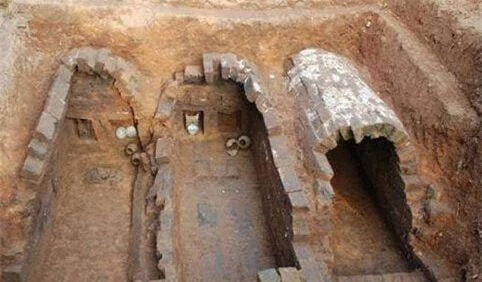 Các nhà khảo cổ phát hiện rằng hài cốt được bảo quản tốt và những đồ tùy táng xung quanh cho thấy sự phức tạp và tầm quan trọng của chủ nhân ngôi mộ.