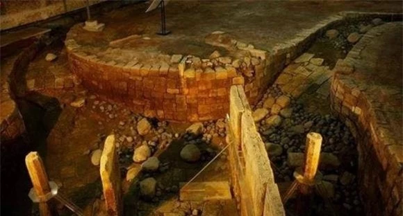 Các chuyên gia khảo cổ nhanh chóng tới hiện trường và xác định chủ nhân ngôi mộ có thân phận phi thường.