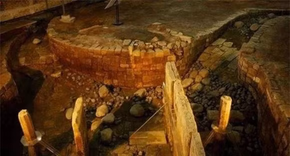 Các chuyên gia khảo cổ nhanh chóng tới hiện trường và xác định chủ nhân ngôi mộ có thân phận phi thường.