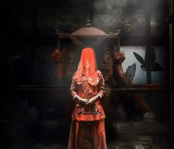 Ba đứa trẻ trong ngôi mộ có thể đã chết cùng một lúc do tai nạn bất thường, và mộ được xây dựng theo phong tục "hôn nhân ma".