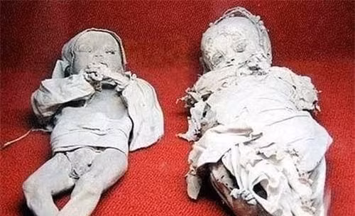 Quá trình khai quật cho thấy ngôi mộ chứa bộ hài cốt của ba đứa trẻ cùng nhiều đồ vật tang lễ quý giá, bao gồm vàng, ngọc bích, đồng và sơn mài.