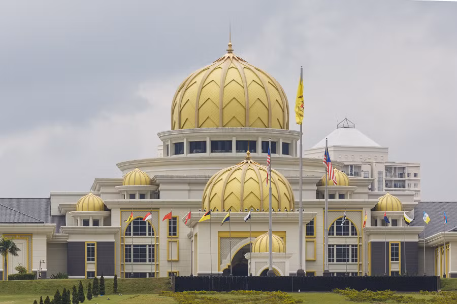 5. Cung điện Hoàng gia Malaysia Istana Negara: Nơi ở của quốc vương Malaysia, rộng 9.000m², có kiến trúc kết hợp giữa Hồi giáo và Mã Lai, với nhiều tiện ích hiện đại. (Ảnh: Wikipedia)