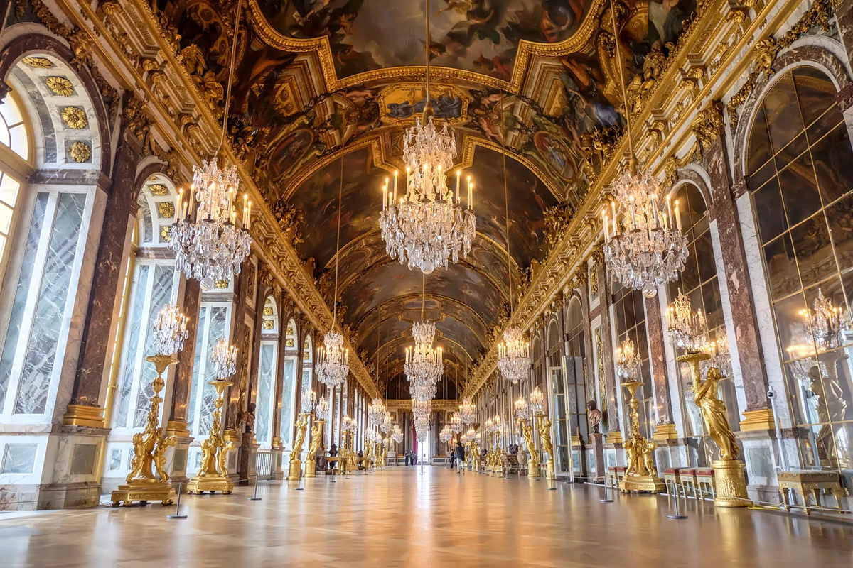2. Cung điện Versailles ở Pháp: Nơi ở của các đời vua Pháp, rộng 67.000m², là biểu tượng quyền lực của các triều đại phong kiến Pháp và hiện lưu giữ khoảng 5.000 món đồ nội thất cổ và 6.000 bức tranh vô giá. (Ảnh: Britannica)