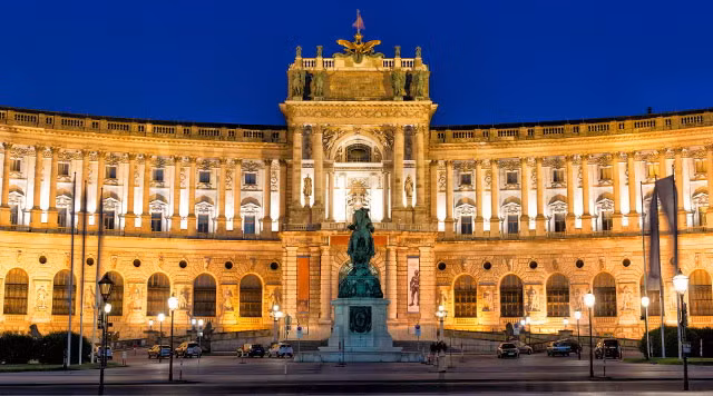 7. Cung điện Hofburg ở Vienna, Áo: Rộng 240.000m² với 2.600 phòng, là nơi ở chính thức và nơi làm việc của Tổng thống Áo. (Ảnh: Vienna)