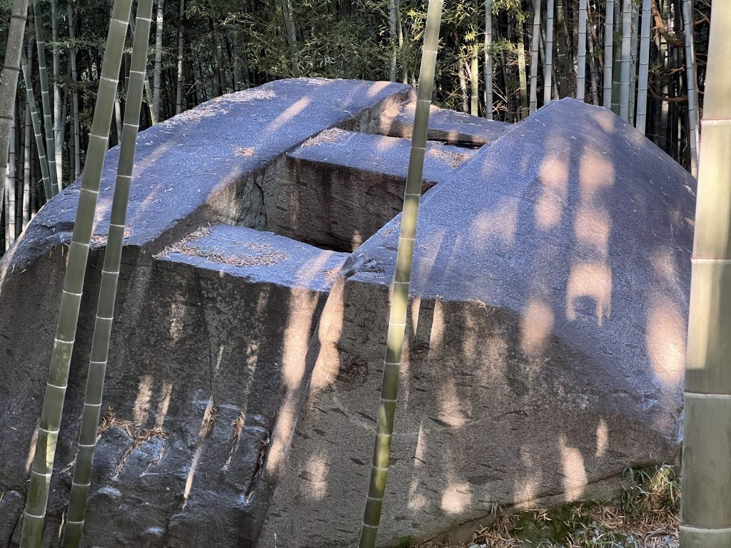 Phần trên của tảng đá được mài nhẵn và có hai lỗ vuông được chế tác chính xác. (Ảnh: KANSAI NARA Treasure Travel)