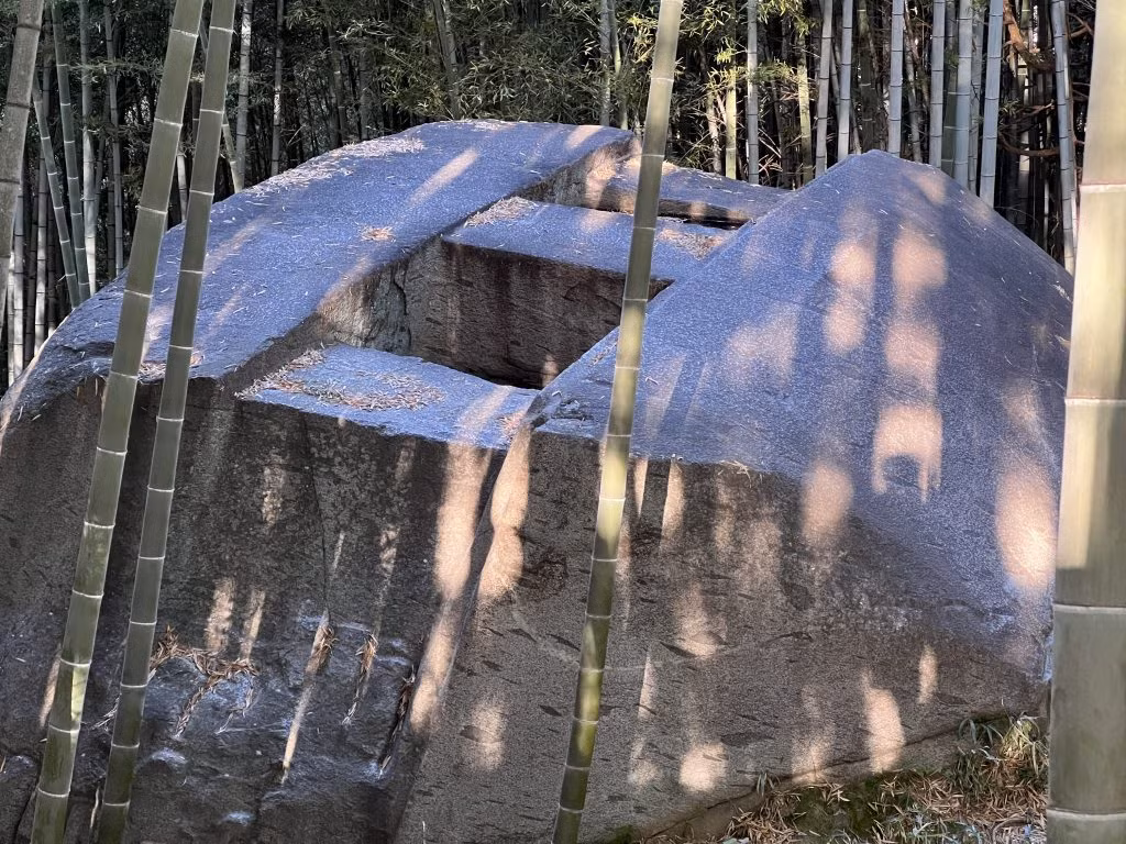 Phần trên của tảng đá được mài nhẵn và có hai lỗ vuông được chế tác chính xác. (Ảnh: KANSAI NARA Treasure Travel)