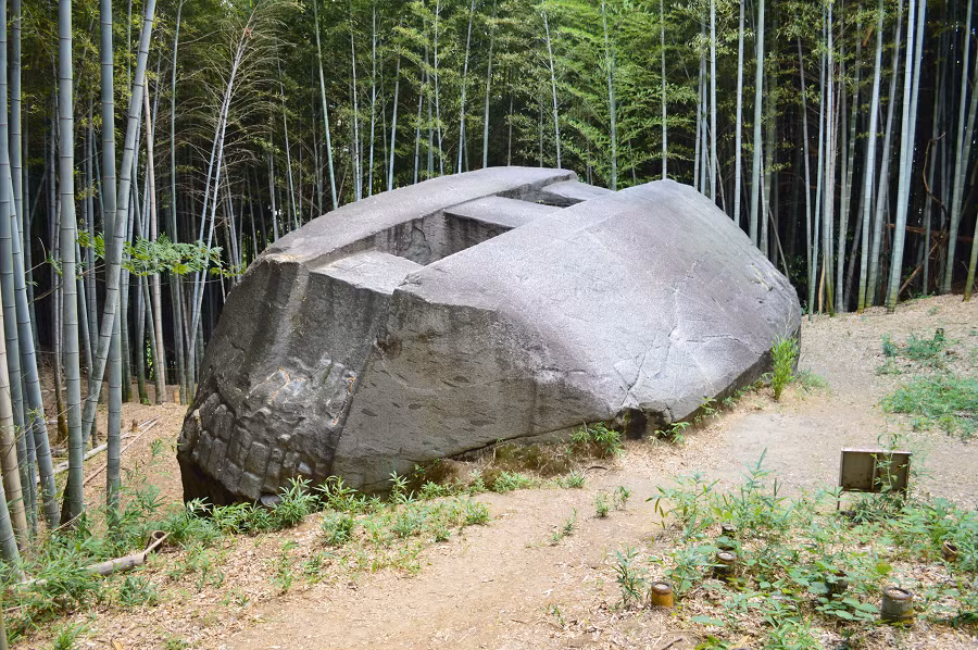  Tảng đá “Masuda-no-iwafune” ở ngôi làng Asuka, Nhật Bản, là một bí ẩn lớn đối với giới khoa học. (Ảnh: Wikimedia Commons)