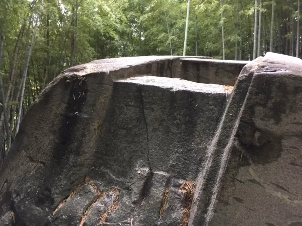 Ngôi làng Asuka có lịch sử từ Thời kỳ Tumulus (250-552 SCN), nổi tiếng với các gò chôn cất hình chìa khóa. Các nhà khoa học hiện đại cho rằng, những tảng đá này có thể liên quan đến các nghi lễ và tín ngưỡng văn hóa cổ đại. (Ảnh: Arkeonews)