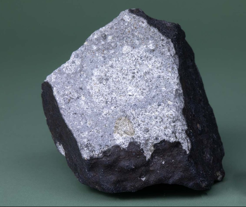 Họ phát hiện rằng các hạt này có thành phần giống với một thiên thạch hiếm được tìm thấy vào năm 1927, có tên là "Washington County". (Ảnh: Machias Valley News Observer)