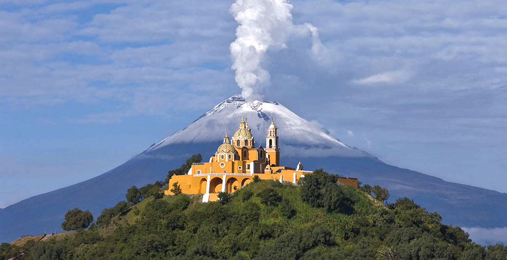 2. Kim tự tháp Cholula, Puebla, Mexico: Là công trình cổ đại lớn nhất ở Trung Mỹ, được dùng làm đền thờ cho Quetzalcoatl của người Aztec.
