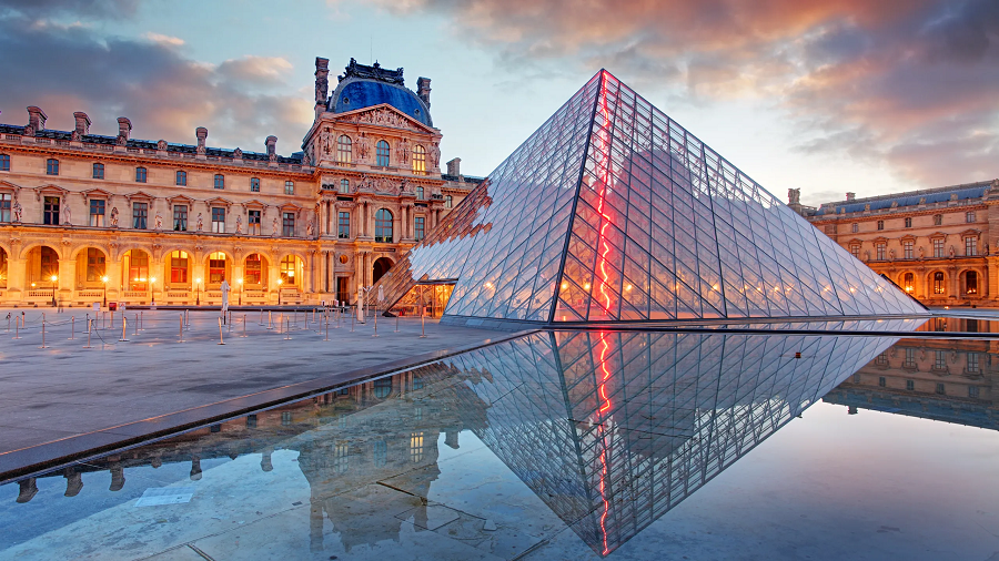 4. Kim tự tháp kính Louvre, Paris, Pháp: Được xây bằng kính và kim loại, cao 20,6m với đáy hình vuông mỗi cạnh 35m. Thiết kế bởi kiến trúc sư Ieoh Ming Pei theo yêu cầu của Tổng thống Pháp François Mitterrand vào năm 1983.