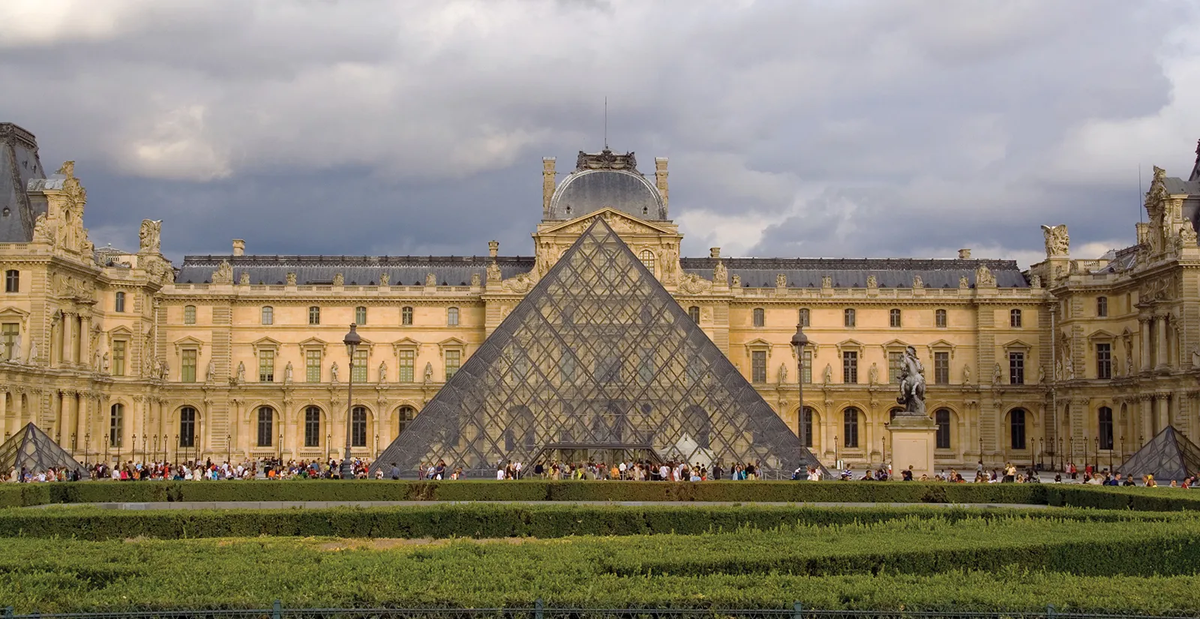 Gồm 603 tấm kính hình thoi và 70 tấm hình tam giác, là cửa vào bảo tàng Louvre qua cầu thang dẫn xuống sảnh lớn phía dưới.