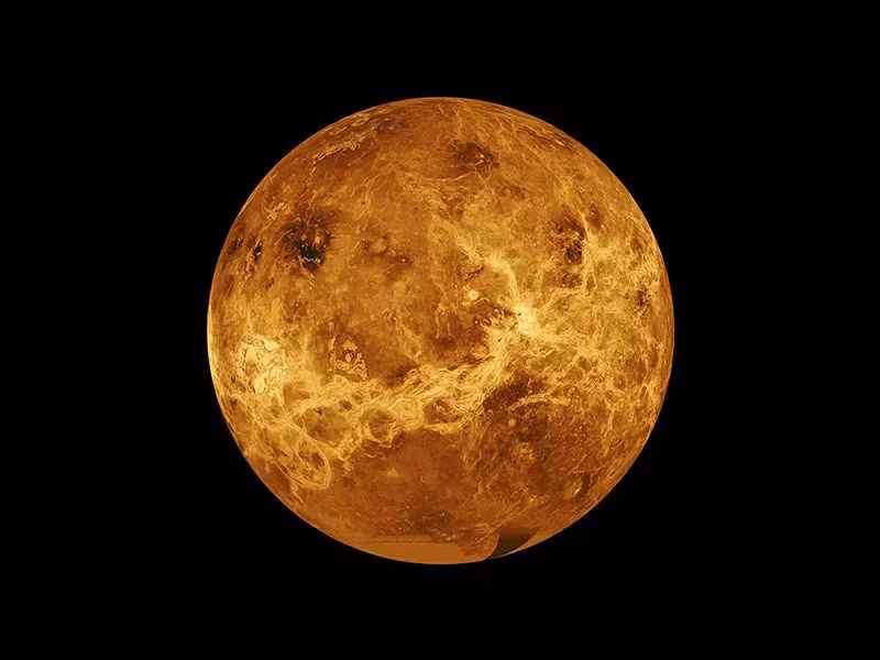 Có nhiều hành tinh và môi trường trong hệ Mặt Trời và ngoài vũ trụ có điều kiện khắc nghiệt hơn Trái Đất. Sao Kim là hành tinh nóng nhất trong hệ Mặt Trời với nhiệt độ bề mặt trung bình khoảng 467°C. Bầu khí quyển dày đặc của sao Kim chứa chủ yếu là CO₂, tạo ra hiệu ứng nhà kính mạnh mẽ, giữ nhiệt và làm cho nhiệt độ bề mặt cực kỳ cao. (Ảnh: NASA Science)