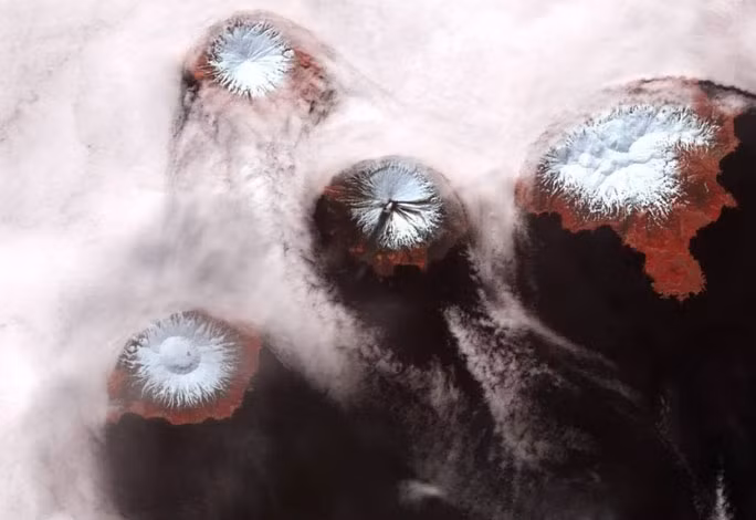 Tiến sĩ John Power và nhóm nghiên cứu đã phát hiện ra rằng các núi lửa ở đây thực ra chỉ là lỗ thông hơi của một siêu núi lửa với đường kính ít nhất 19,3km, nằm sâu dưới bề mặt biển.