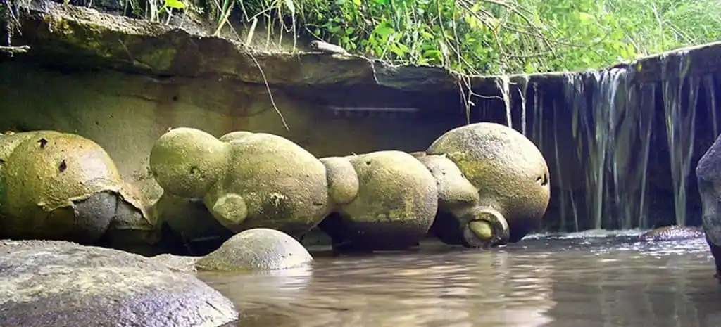 Các nhà địa chất cho rằng các bãi đá tròn này là kết quả của sự bào mòn và chảy xiết của nước ở Kỷ băng hà hàng triệu năm trước. Những loại đá rỗng và rắn như hợp kim được cho là thành tạo địa chất có tên khoa học là zheodan, chứa khí bên trong và có tuổi không dưới 60 triệu năm. Tuy nhiên, các giả thuyết này vẫn chưa được chứng minh hoàn toàn.