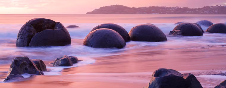 Bộ sưu tập đá nổi tiếng nhất nằm ở một làng chài tại New Zealand, với các tảng đá đa dạng về hình dạng và kích thước.