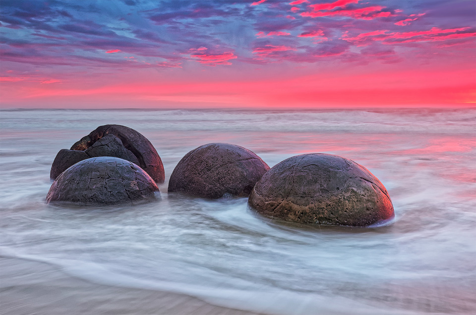 Bãi đá Moeraki bao gồm những tảng đá gần như hình cầu hoàn chỉnh, với kích thước từ vài centimet đến vài mét. Khi vỡ ra, chúng có thể chứa những tinh thể khoáng vật đẹp như ngọc.