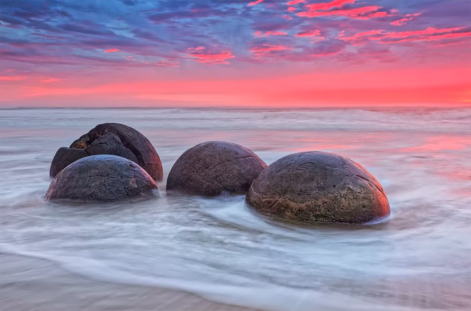 Bãi đá Moeraki bao gồm những tảng đá gần như hình cầu hoàn chỉnh, với kích thước từ vài centimet đến vài mét. Khi vỡ ra, chúng có thể chứa những tinh thể khoáng vật đẹp như ngọc.