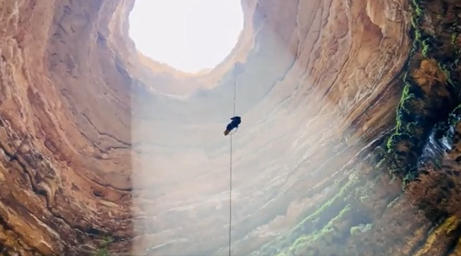 Có nhiều giả thuyết về nguyên nhân hình thành của “giếng địa ngục”. Chris Fogwill, giáo sư tại Đại học Keele ở Anh, cho rằng hố sâu có thể là một ụ đất đóng băng bị sụt gọi là “pingo” hoặc một hố sụt do sự xói mòn của đá vôi.