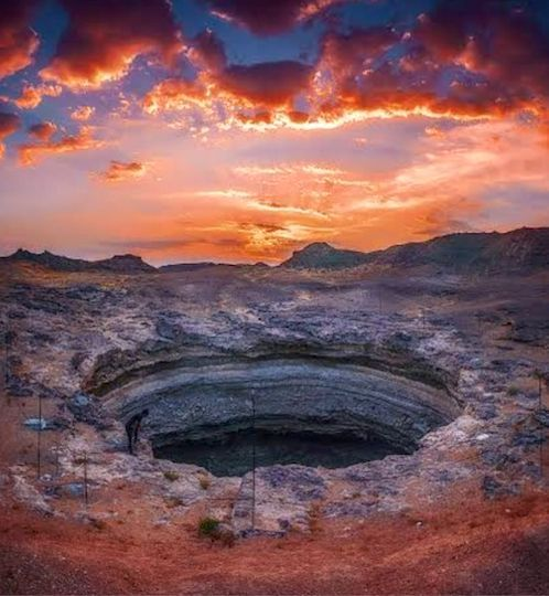 Nhóm thám hiểm từ Oman đã lần đầu tiên thám hiểm “giếng địa ngục” và không tìm thấy bất kỳ thần thánh hay cửa vào địa ngục nào dưới đáy hố. Thay vào đó, họ đã tìm thấy thác nước, măng đá và ngọc trai trong hang động. Điều này có thể giải thích mùi hôi thối mà người ta ngửi thấy khi đứng bên trên mặt đất, chứ không phải do quỷ dữ như truyền thuyết địa phương đồn thổi.