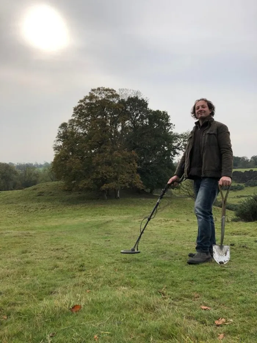 Tương tự, Kevin Duckett, 49 tuổi, đã phát hiện thấy "kho báu" khi sử dụng máy dò kim loại trên một cánh đồng gần Market Harborough ở Northamptonshire, Vương quốc Anh. Anh tìm thấy một bức tượng vàng có giá trị lên tới 64 tỷ đồng.