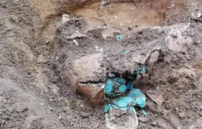 Trong khi cày ruộng ở làng Újlengyel, miền Trung Hungary, một nông dân đã vô tình phát hiện một kho báu chứa đầy tiền xu cổ. Khi máy cày của anh đụng phải một vật cứng dưới đất, anh đã phát hiện ra một chiếc vại bị vỡ chứa các đồng xu cổ. (Ảnh: theepochtimes)