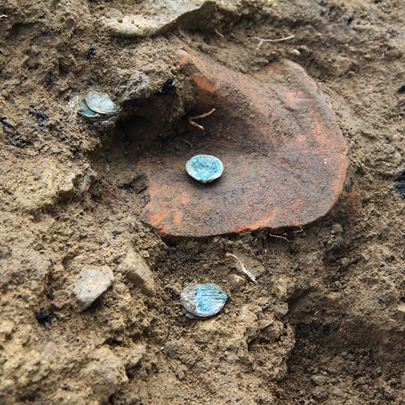 Đây được coi là một trong những bộ sưu tập tiền cổ lớn nhất từng được khai quật ở Hungary, với giá trị hiện tại tăng lên gấp nhiều lần so với thời kỳ Trung Cổ. (Ảnh: Ústav archeologie a muzeologie)