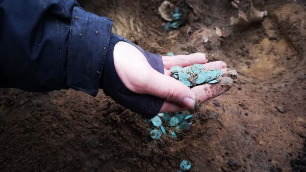 Kho báu này có thể đã bị chôn vội trong cuộc tấn công của đế chế Ottoman năm 1526. (Ảnh: theepochtimes)