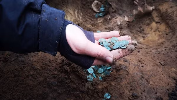 Kho báu này có thể đã bị chôn vội trong cuộc tấn công của đế chế Ottoman năm 1526. (Ảnh: theepochtimes)