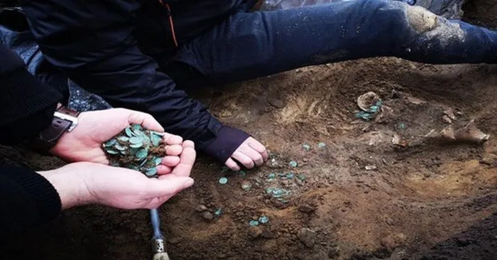 Anh nhanh chóng báo cho Bảo tàng Ferrenczy, và một nhóm khảo cổ đã tới hiện trường. Họ tìm thấy 7.000 đồng tiền bạc và 4 đồng tiền vàng thời Trung Cổ. Các đồng xu cổ nhất thuộc về hoàng đế La Mã Lucius Verus (161-169) và đồng xu mới nhất thuộc triều vua Louis II của Hungary (1516-1526). (Ảnh: theepochtimes)