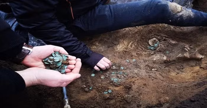 Anh nhanh chóng báo cho Bảo tàng Ferrenczy, và một nhóm khảo cổ đã tới hiện trường. Họ tìm thấy 7.000 đồng tiền bạc và 4 đồng tiền vàng thời Trung Cổ. Các đồng xu cổ nhất thuộc về hoàng đế La Mã Lucius Verus (161-169) và đồng xu mới nhất thuộc triều vua Louis II của Hungary (1516-1526). (Ảnh: theepochtimes)